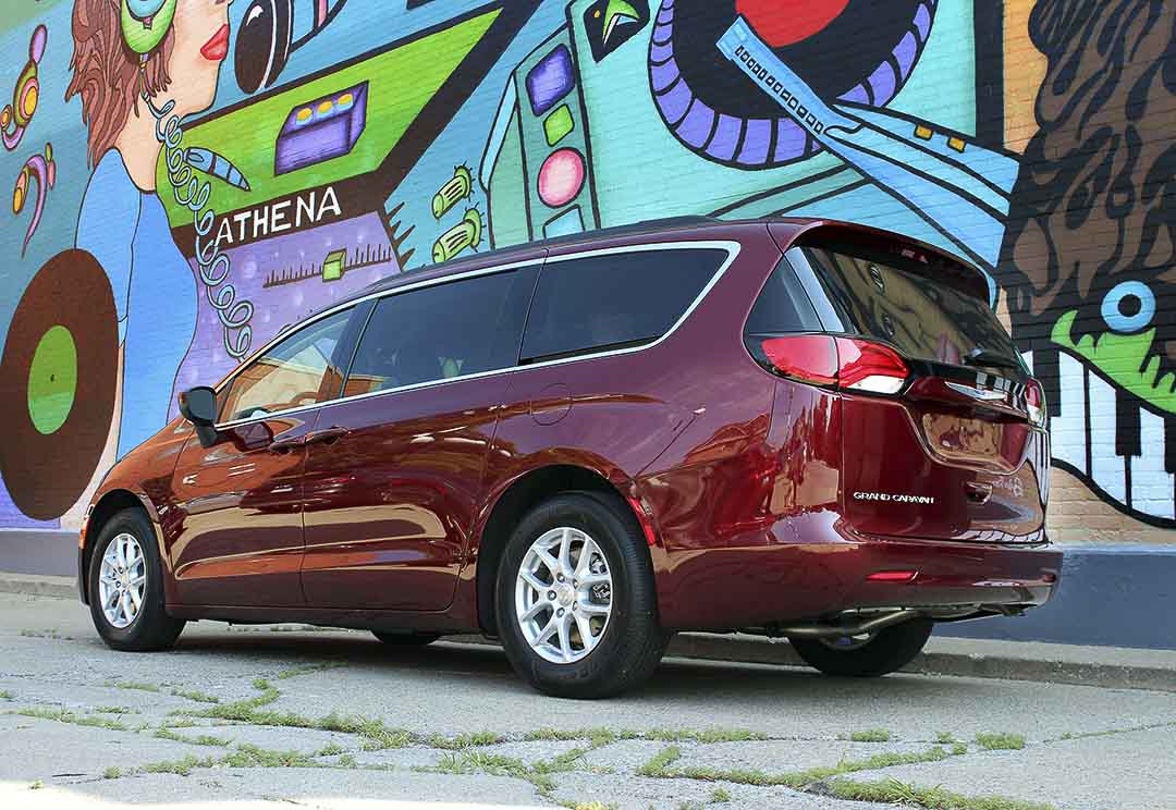 vue latérale arrière de la Chrysler Grand Caravan 2022