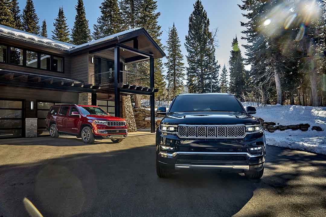vue du Jeep Wagoneer 2022 (en rouge) et du Jeep Grand Wagoneer 2022 (en noir)