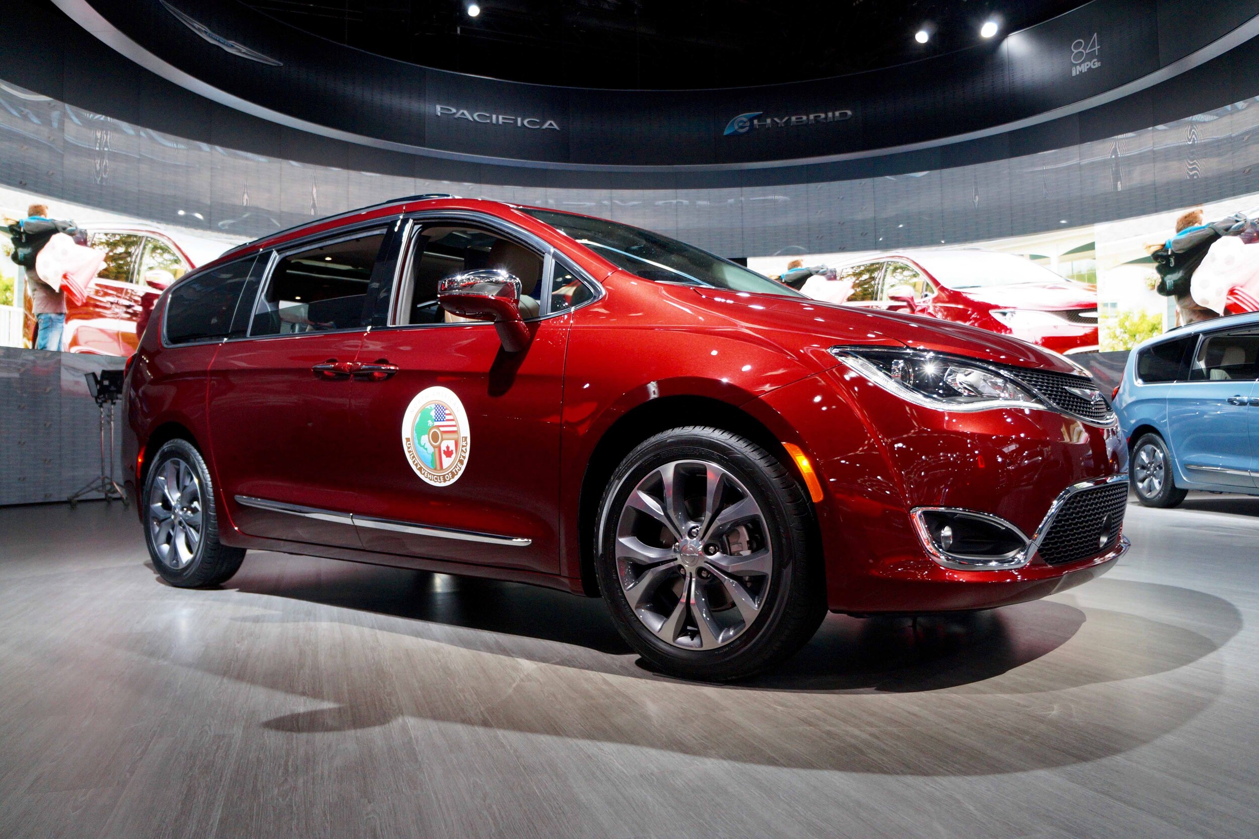 2018 Chrysler Pacifica at NAIAS 2017.jpg
