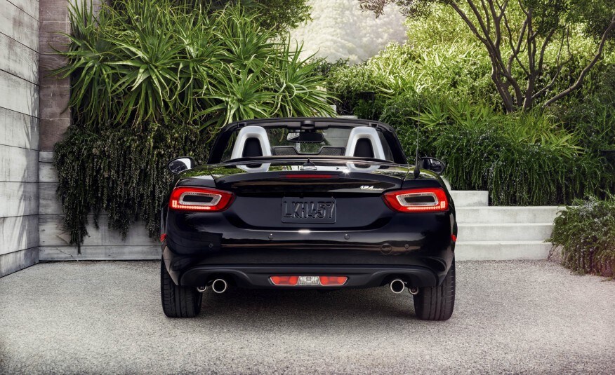 2017 Fiat 124 Spider 05.jpg