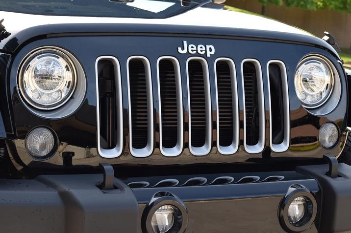 2017 Jeep Wrangler boasts LED headlamps.jpg
