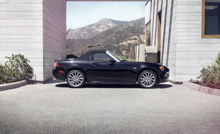 2017 Fiat 124 Spider 02.jpg