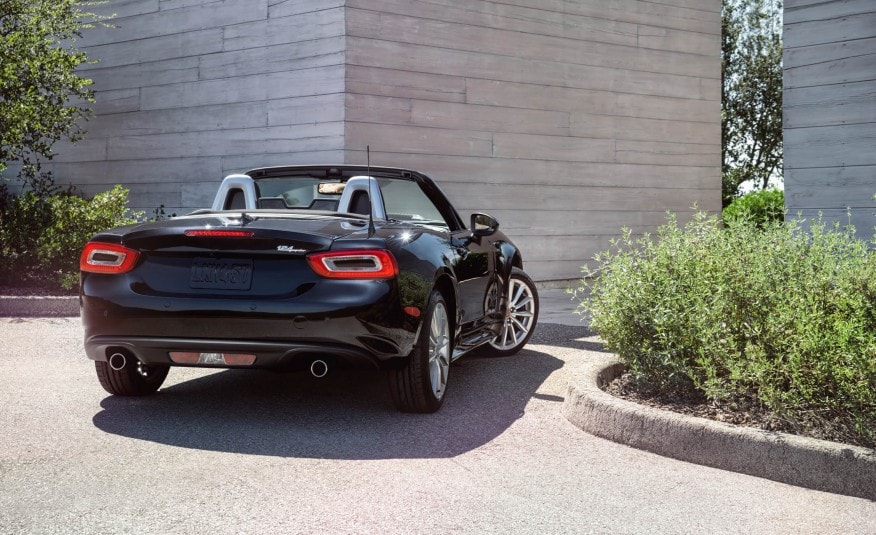 2017 Fiat 124 Spider 04.jpg