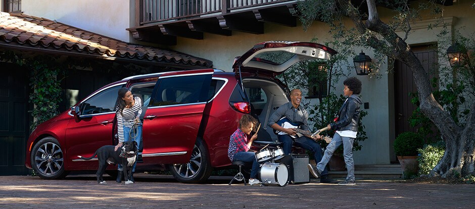 2017 Chrysler Pacifica Hybrid.jpg