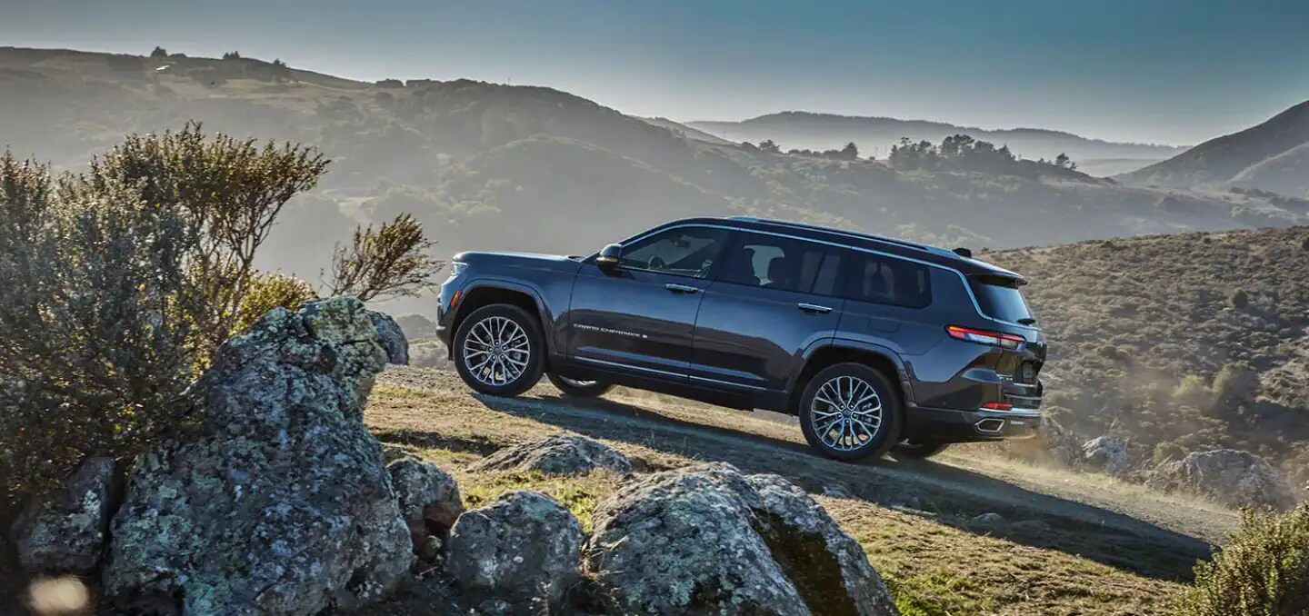 2022-All-New-Grand-Cherokee-Gallery-Capability-Quadra-Trac-Ii-System_-Summit-Reserve-Desktop.jpg.image.1440.webp