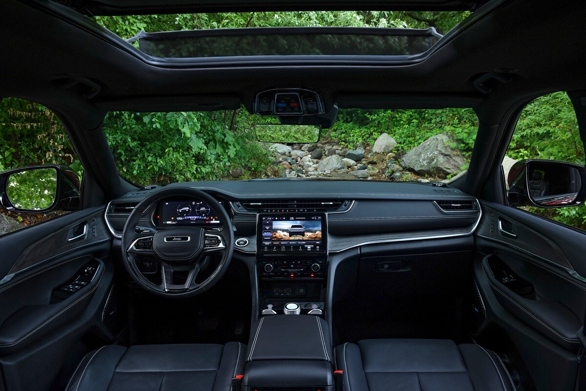 vue de la console centrale, du volant et de la console centrale du Jeep Grand Cherokee L 2021