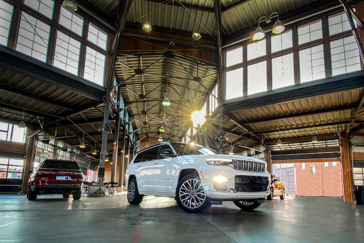 vue trois quart avant du Jeep Grand Cherokee L 2021 dans un hangar