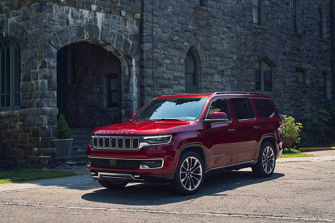 vue latérale avant du Jeep Wagoneer 2022