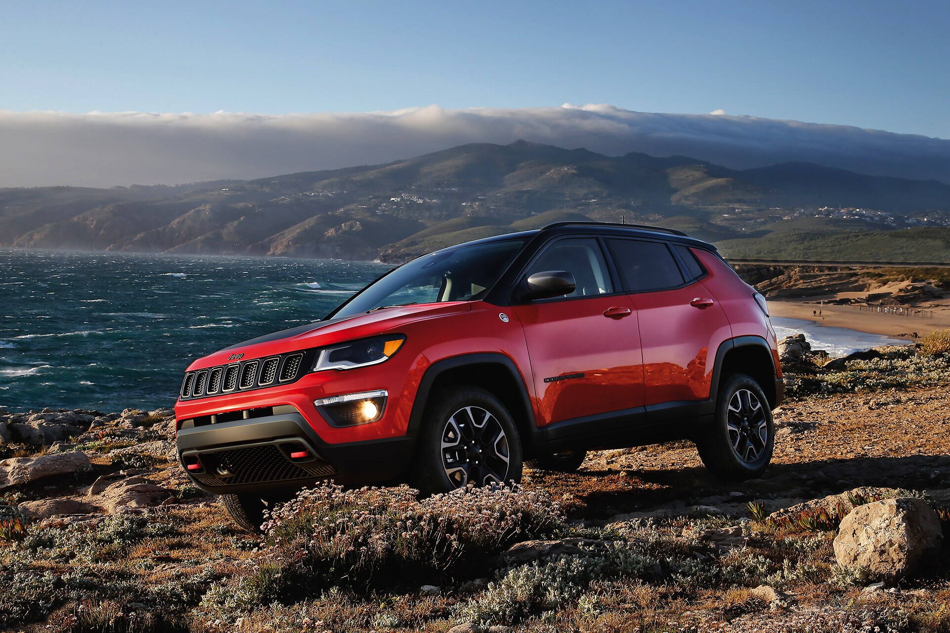 rive-sud-chrysler-jeep-compass-2020-1.0.jpg Jeep Compass Trailhawk 2020 avec un paysage de l'océan