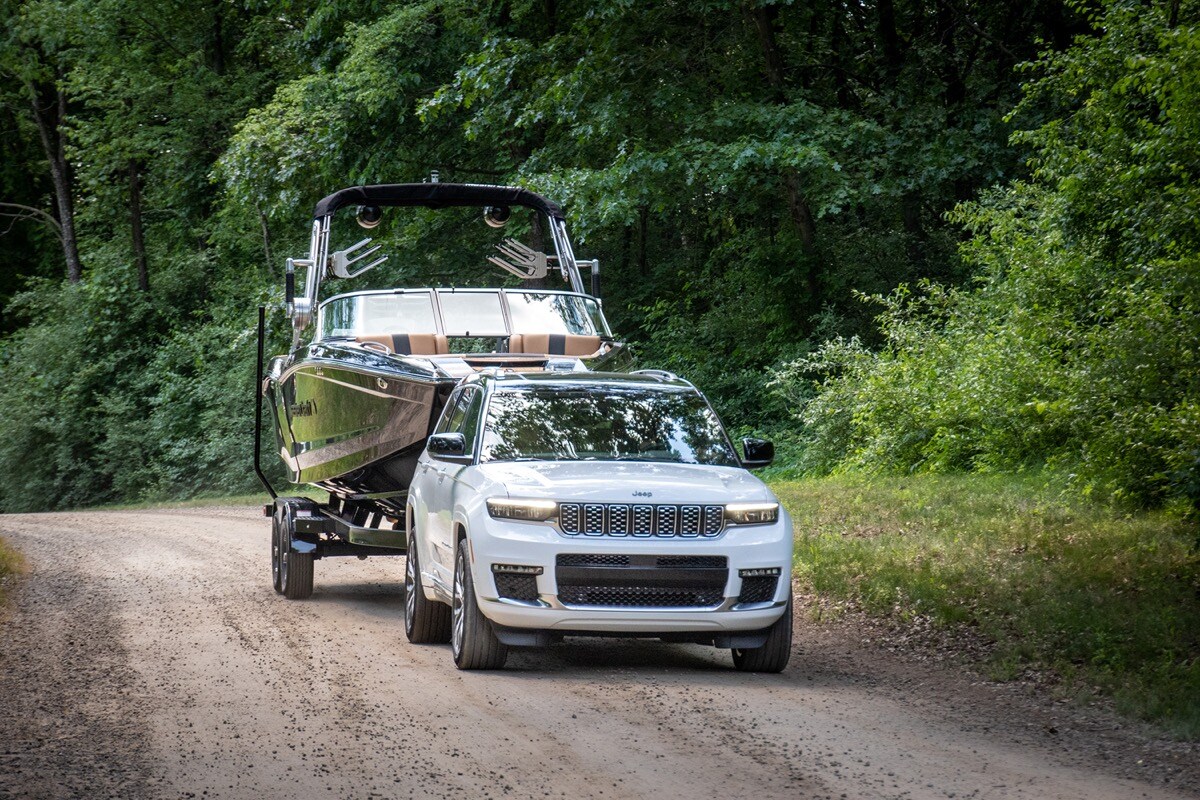 vue avant du Jeep Grand Cherokee L 2021 remorquant un bateau
