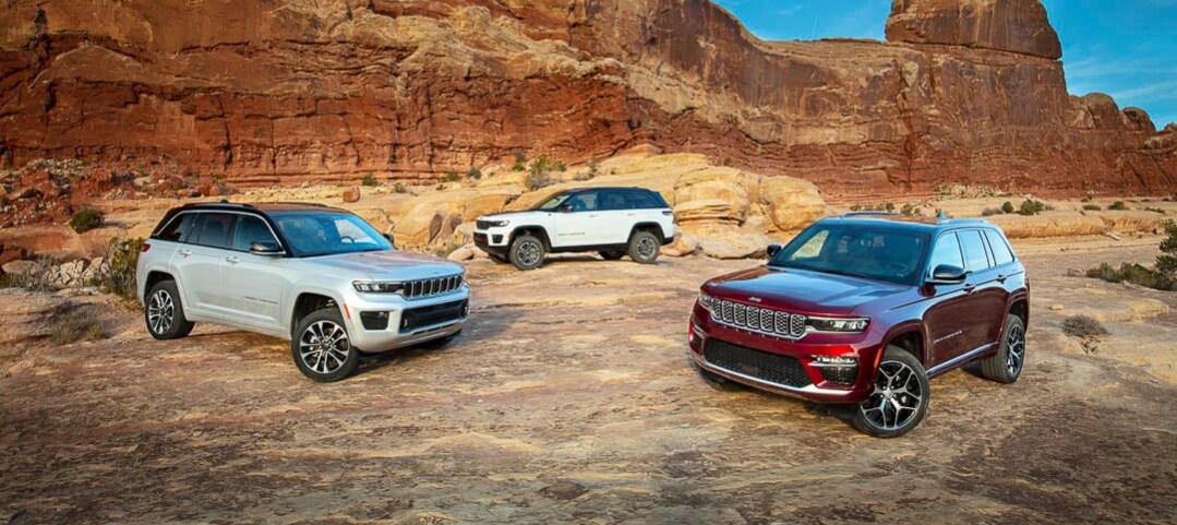trio de véhicules Jeep dans un canyon
