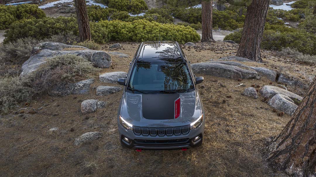 vue en contre-plongée avant du Jeep Compass 2022 stationné dans une forêt