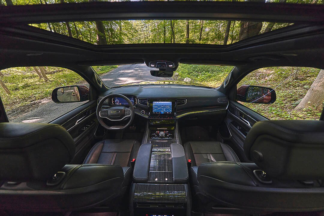vue des sièges avant, du volant et de la console centrale du Jeep Wagoneer 2022