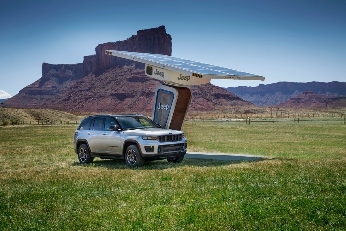 vue trois quart avant du Jeep Grand Cherokee 4xe 2022