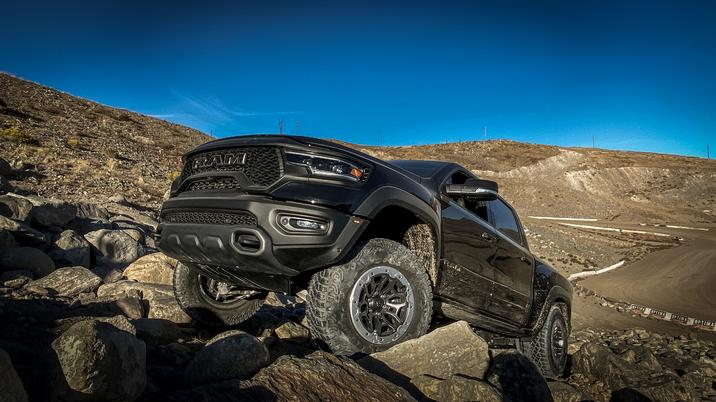 Rive-sud-chrysler-2021-RAM-1500-TRX-01.jpg Le RAM 1500 TRX 2021 en noir ne se laisse pas impréssionné par les terrains accidentés