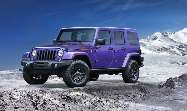Rive-Sud Chrysler Jeep Wrangler.jpg Un Jeep Wrangler mauve sur une montagne enneigée