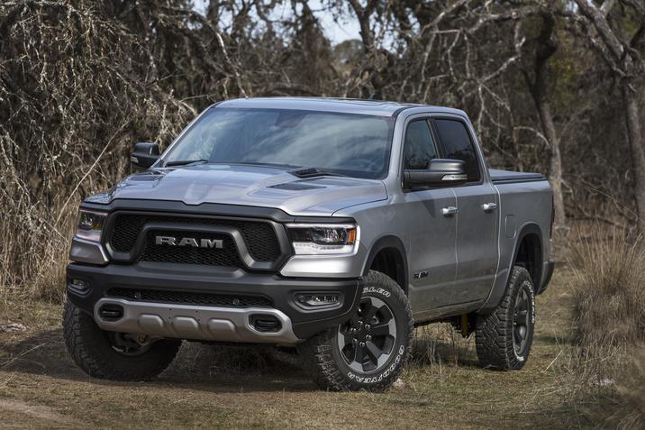 rive-sud-chrysler-Chevrolet-Silverado-1500-2019-vs-RAM-1500-2019-1.0-brossard.jpg