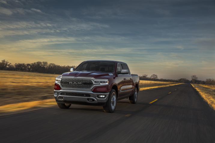 ram-1500-2020-rive-sud-chrysler-1-brossard-montreal-boucherville.jpg Vue avant du RAM 1500 2020 sur une route