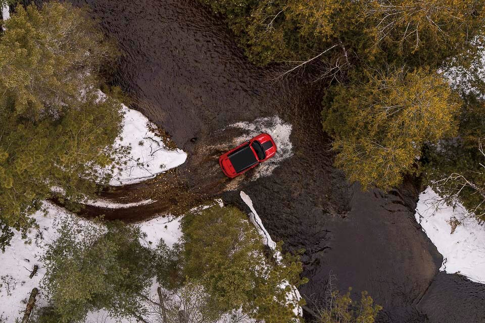 vue en contre-plongée du Jeep Renegade traversant une rivière