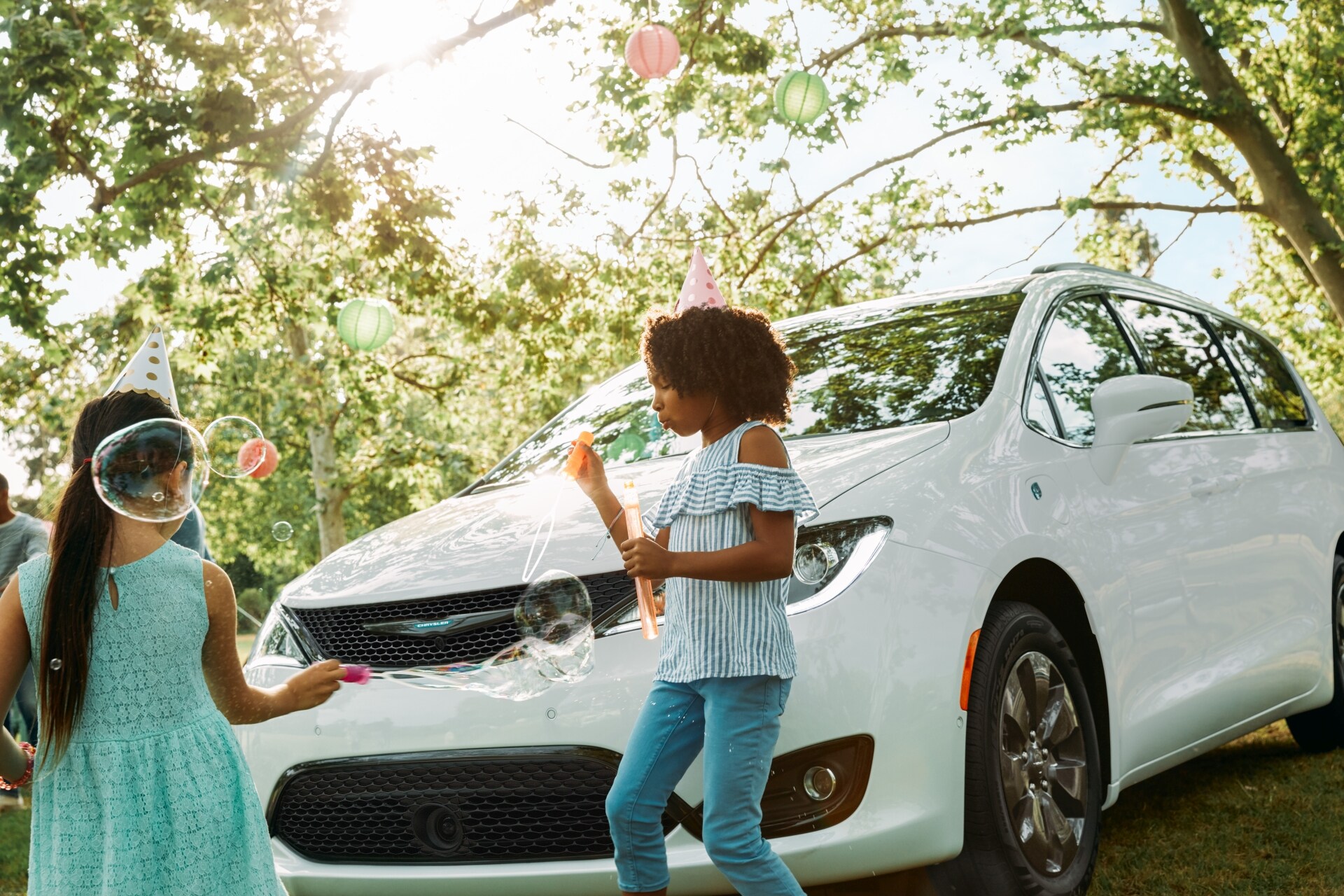 rive-sud-chrysler-pacifica-hybride-2020-1.0.jpg enfants à côté de la Chrysler Pacifica hybride 2020