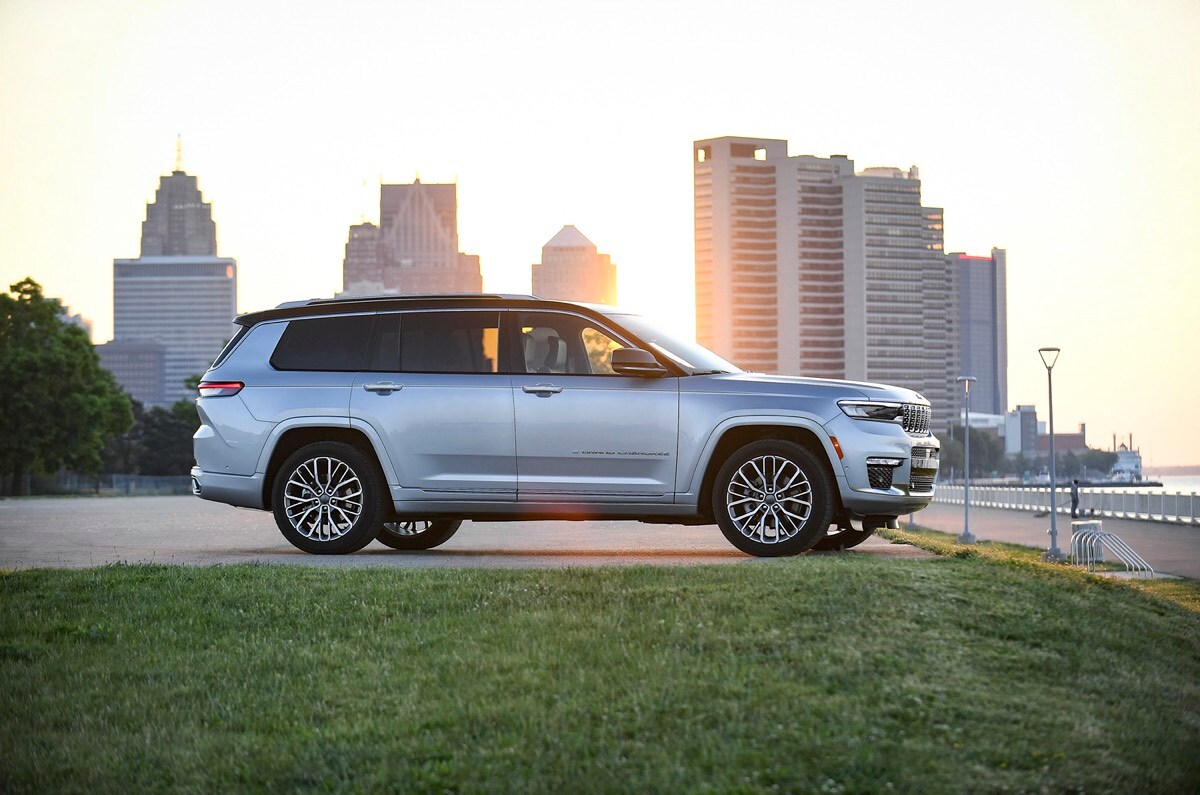 vue latérale du Jeep Grand Cherokee L 2021