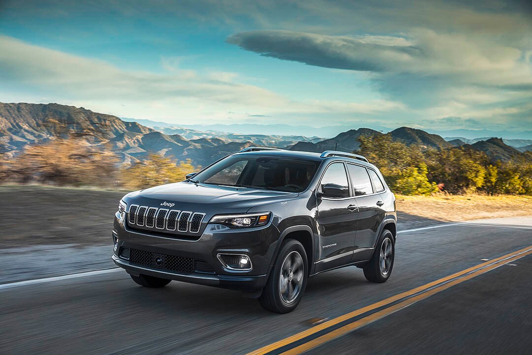 vue trois quart avant du Jeep Cherokee