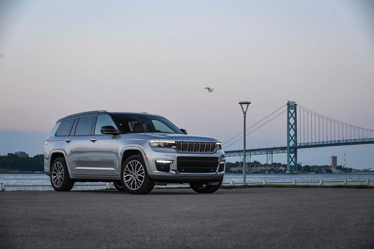 vue trois quart avant du Jeep Grand Cherokee L 2021 stationné proche d'une étendue d'eau