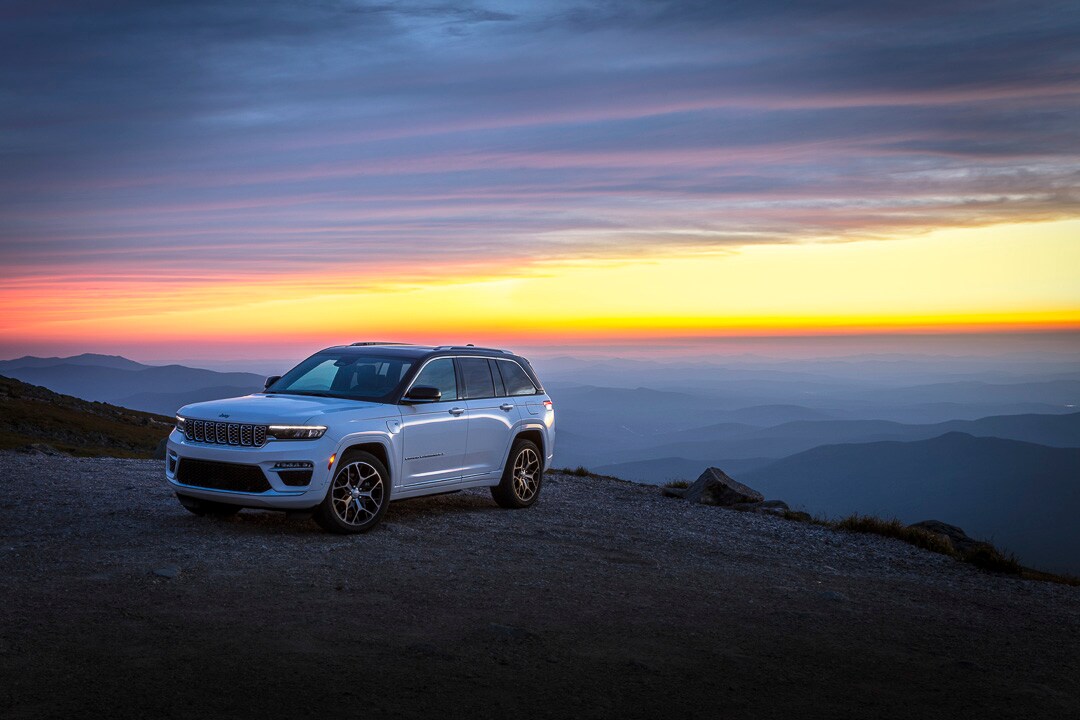 vue latérale avant d'un Jeep Grand Cherokee 2022 stationné