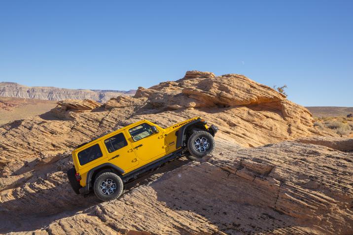 jeep-wrangler-2020-rive-sud-chrysler-4-brossard-montreal-boucherville.jpg Vue latérale du Jeep Wrangler 2020 sur un massif rocheux