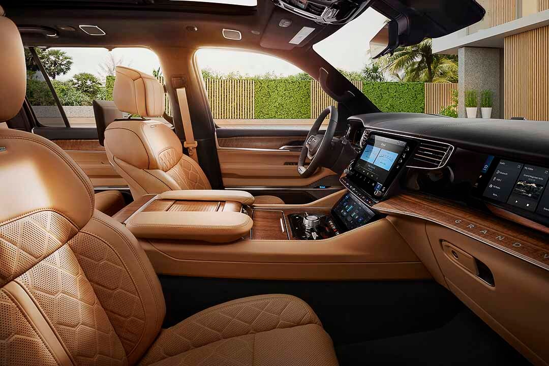 vue de la planche de bord, de la console et du volant à bord du Jeep Grand Wagoneer 2022