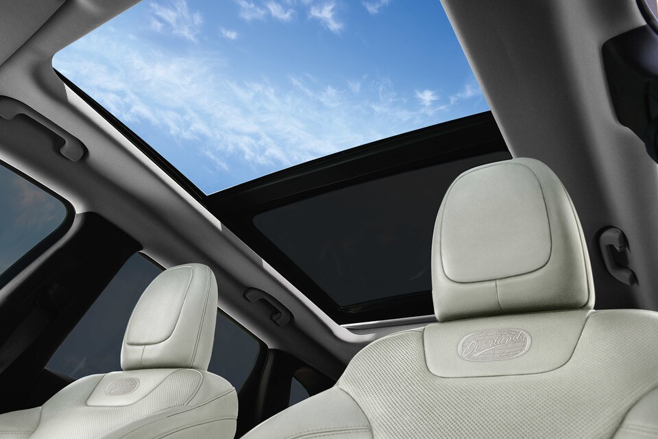 2020 Jeep Cherokee interior gallery dual pane blue sky overland seats 2020 Jeep Cherokee interior gallery dual pane blue sky overland seats