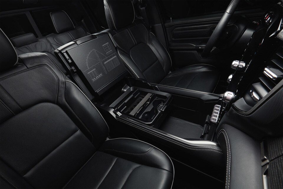 2020-ram-1500-interior-design-storage-front-seat_3a8d3b24e668c83c3bea57b1f357c202-960x640.jpg