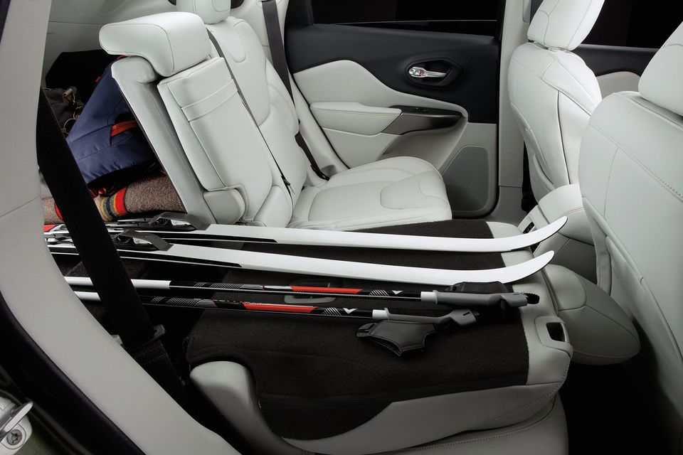 Jeep-Cherokee-2019-interior-folding-rear-seats-flexible-space_a865864e4bd9d7f500bfa4f06b3ab4f8-desktop.jpg