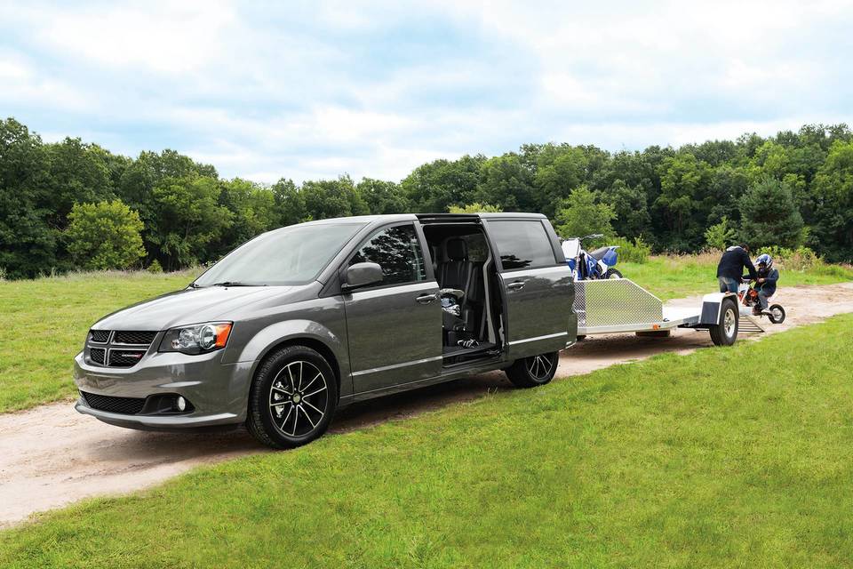 2018-dodge-grand-caravan-exterior-gallery-class-leading-towing-capacity_8f374d9593e30f5511e3fc281ff7a437-desktop.jpg
