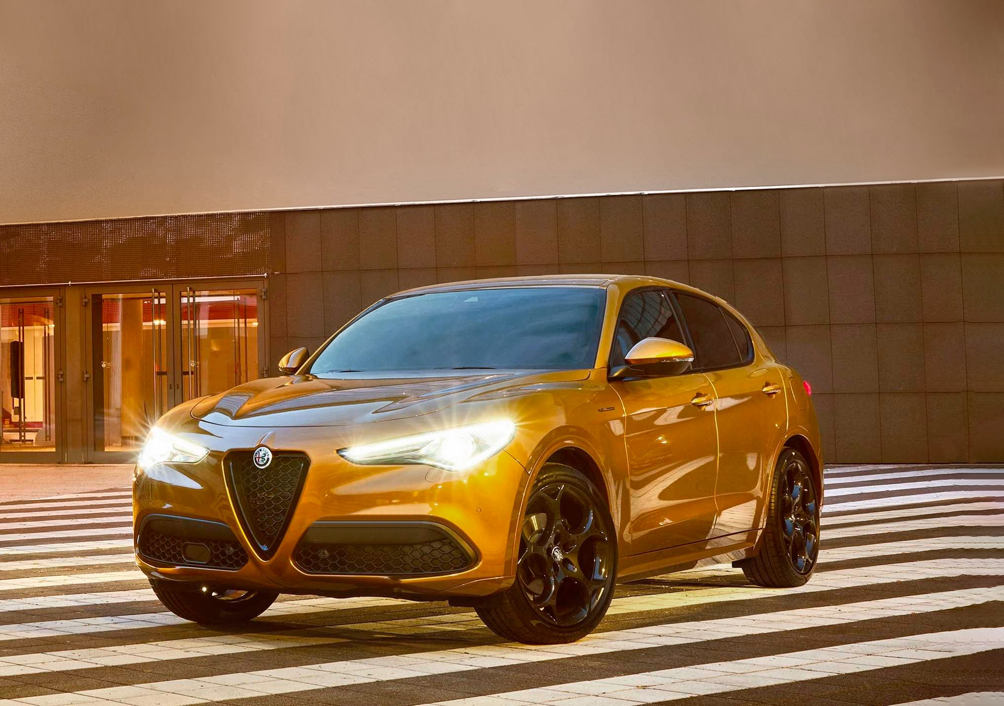 arv-stelvio-gold-3-4-view-desat-2022.jpg