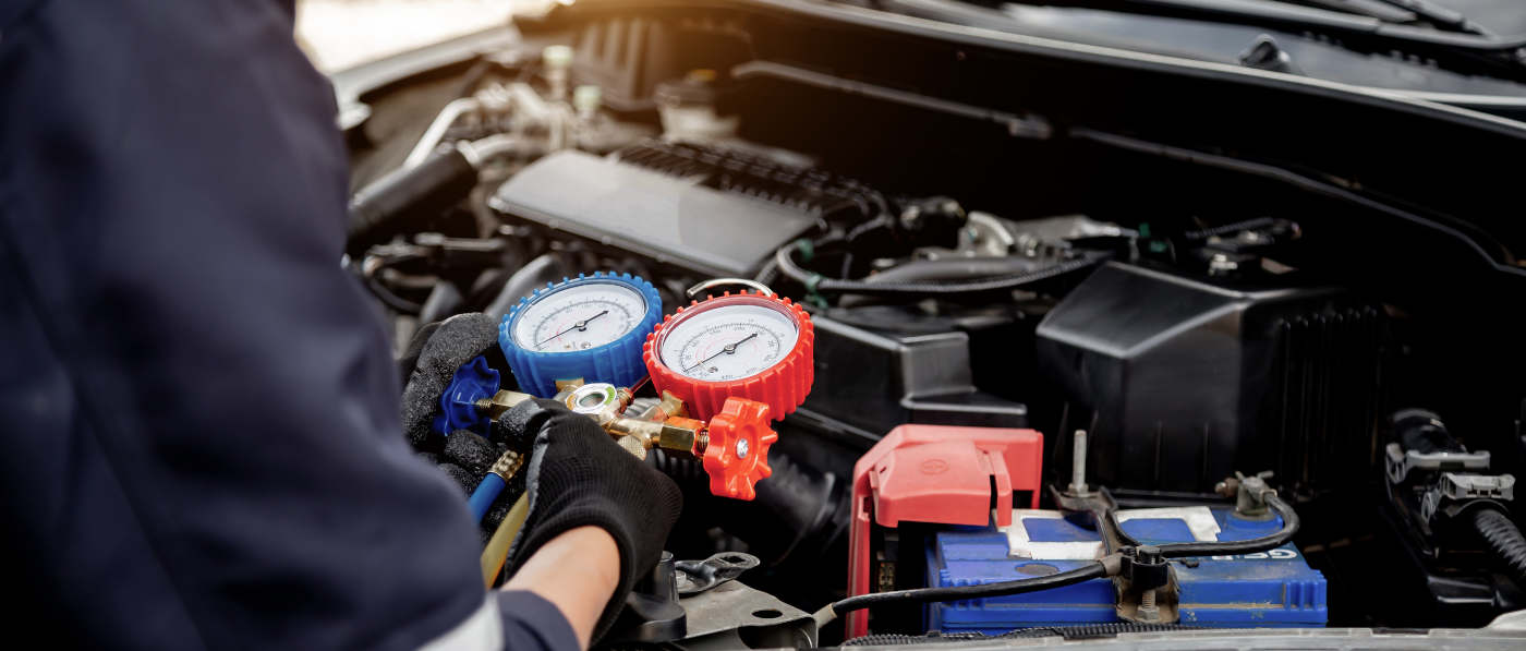 Hyundai Mechanic doing air conditioner repair
