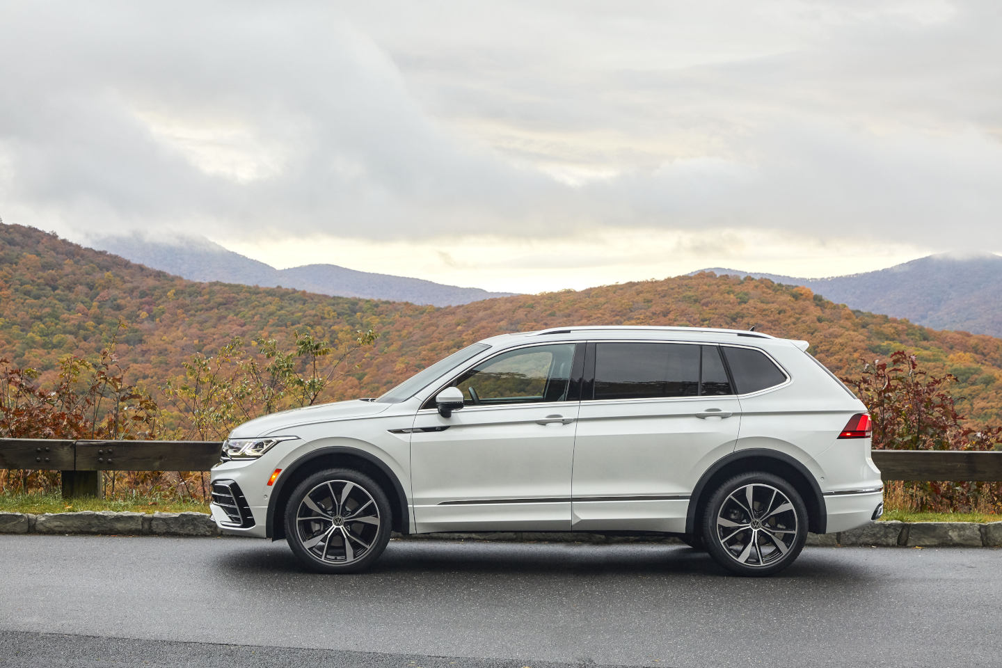 2023 Volkswagen Tiguan side view