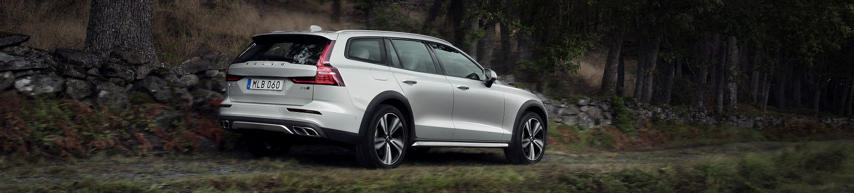 Volvo V60 Cross Country Driving