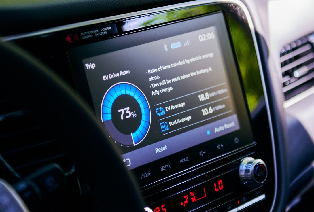 outlander_phev_2020_console_dashboard_gallery_22x_rDVA2Ni_UXUJLSC.jpg
