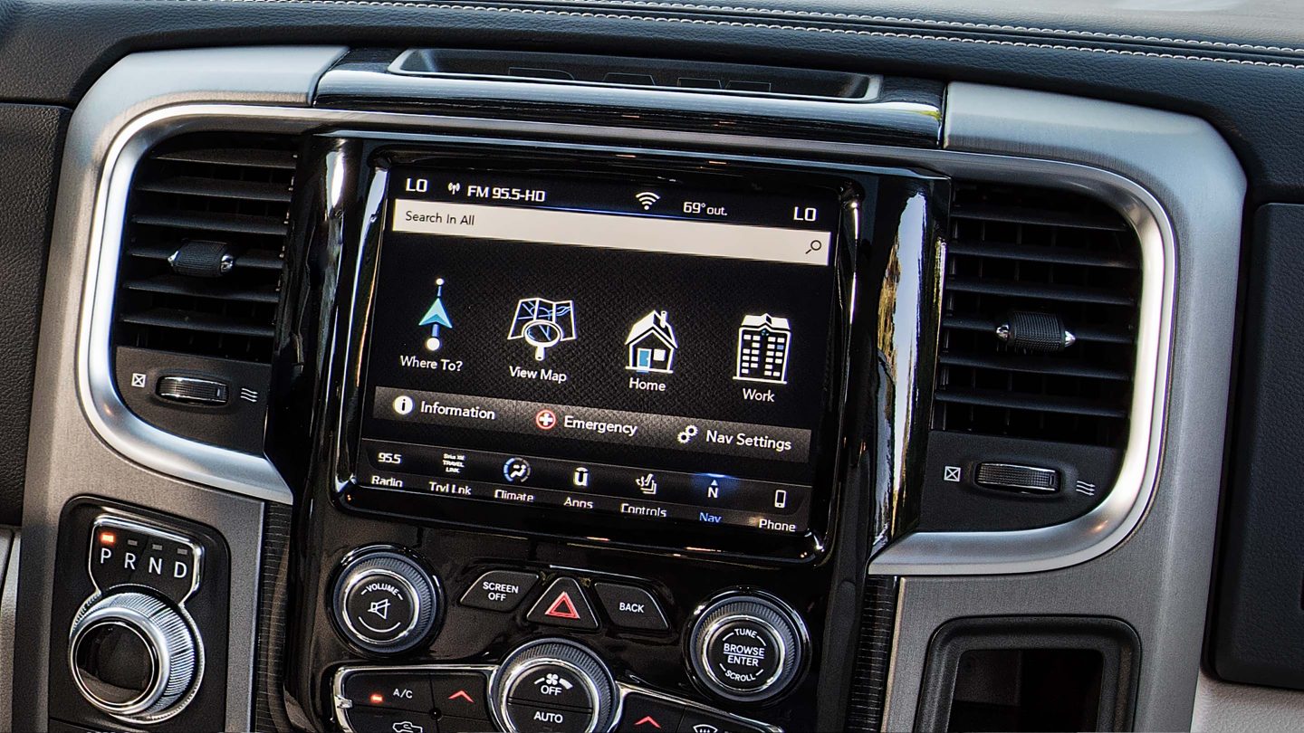 2018_RAM_1500_UconnectTouchScreenFeatures.jpg.image.1440.jpg