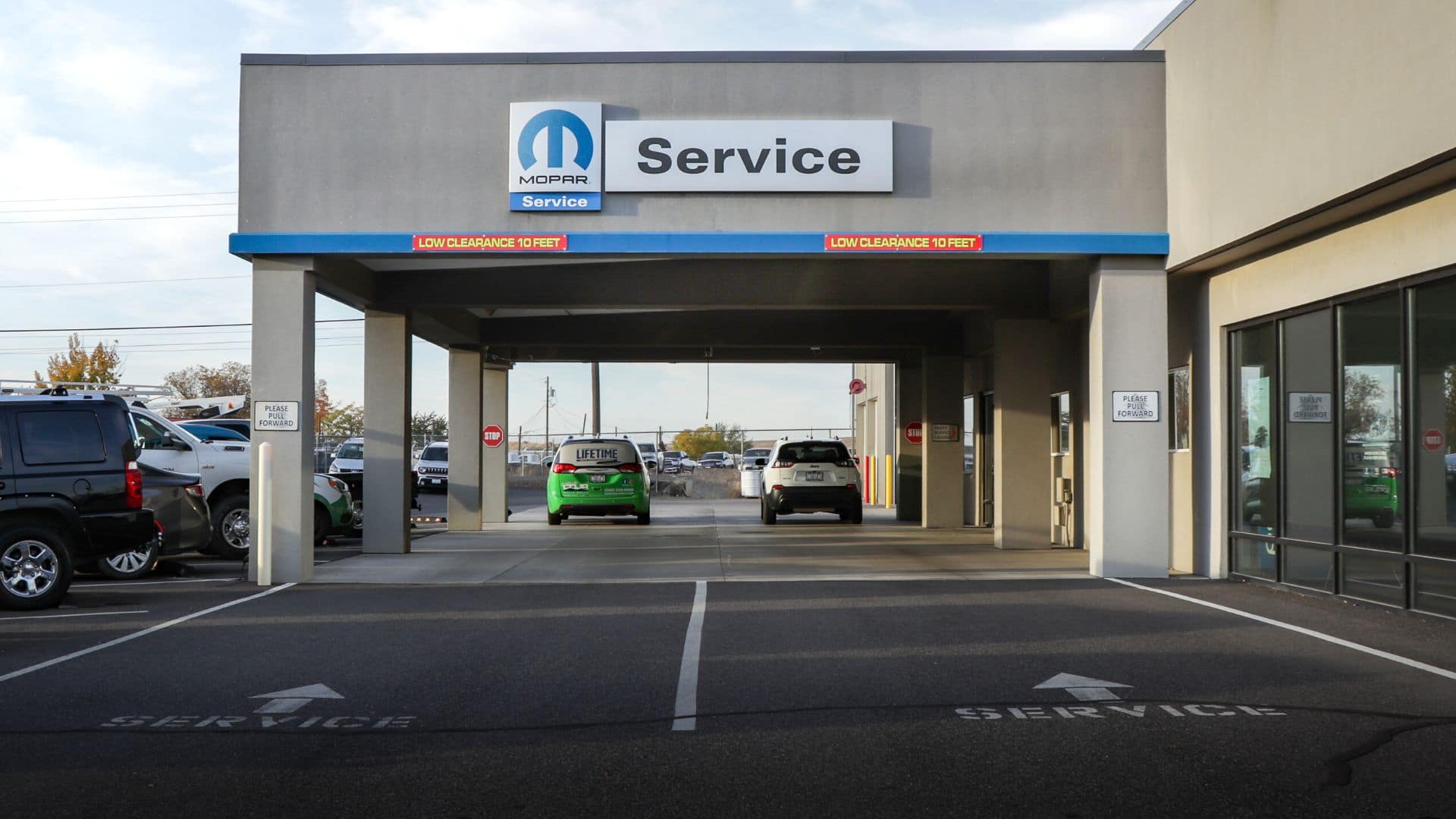 cdjrww-service-drive.jpg