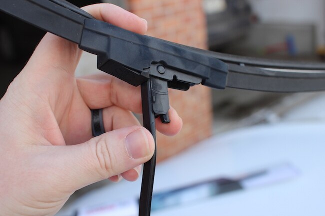 Windshield wiper blade and wiper arm assembly