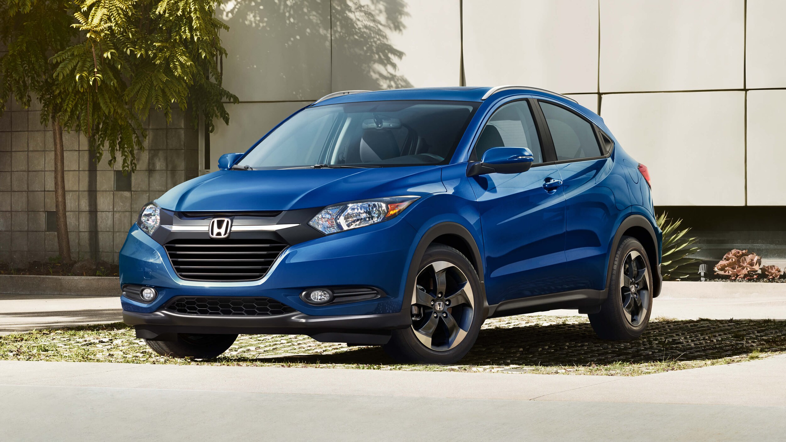 my18_hr-v_exterior_gallery_06.jpg