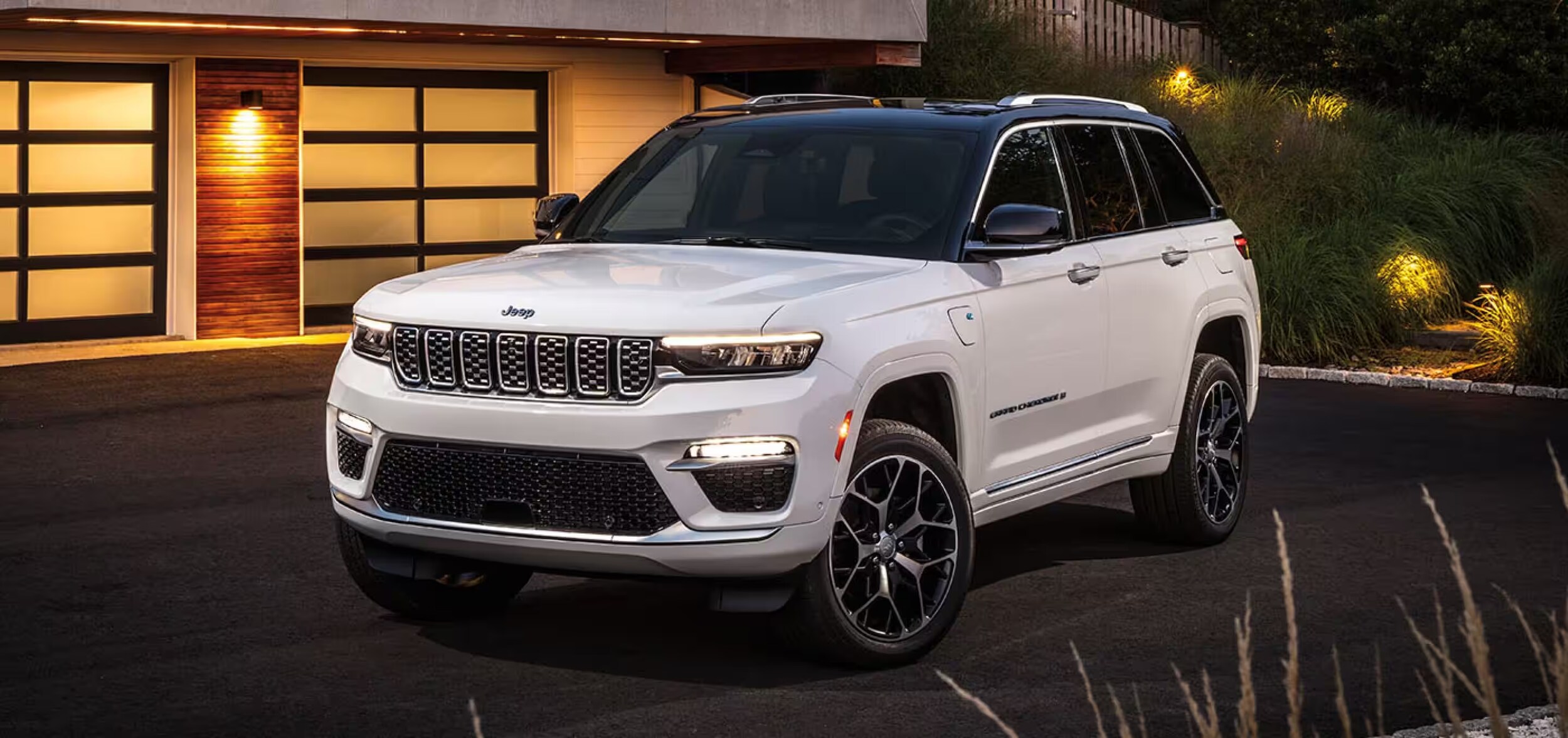 White and black 2024 Jeep Grand Cherokee White and black 2024 Jeep Grand Cherokee