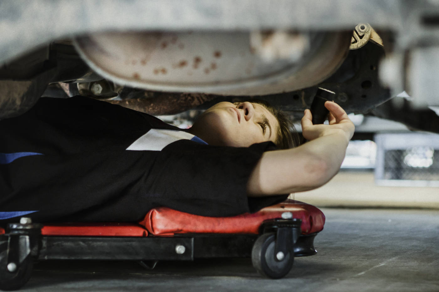 Mechanic looking for an oil leak
