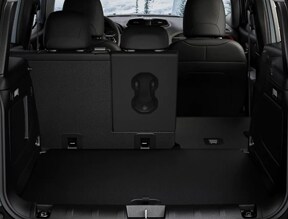 40/20/40 SPLIT-FOLDING REAR SEATS