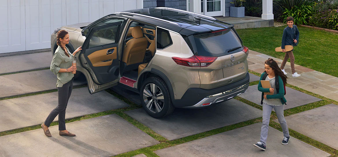 2023-nissan-rogue-champagne-silver-metallic-finish.jpg