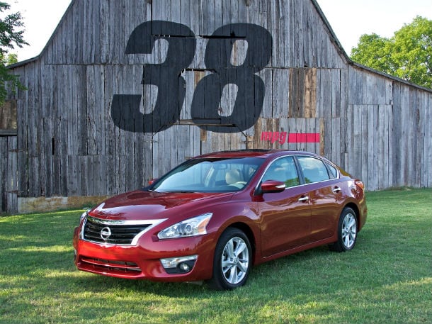 2013_Nissan_Altima_38_MPG_better_than_previous_hybrid.jpg
