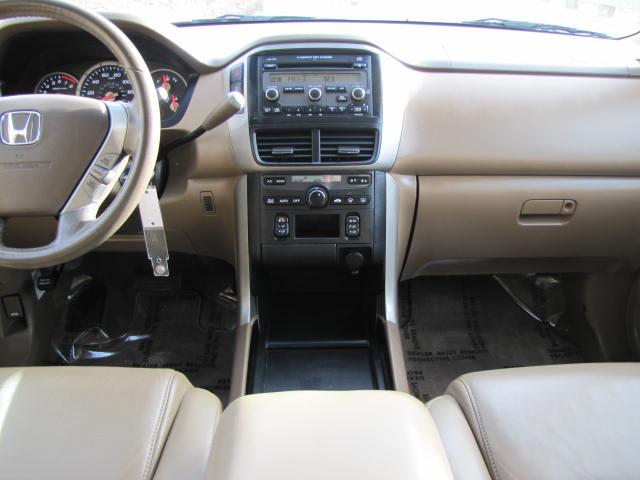 honda-pilot-with-cd-player.jpg cd player view of the pilot