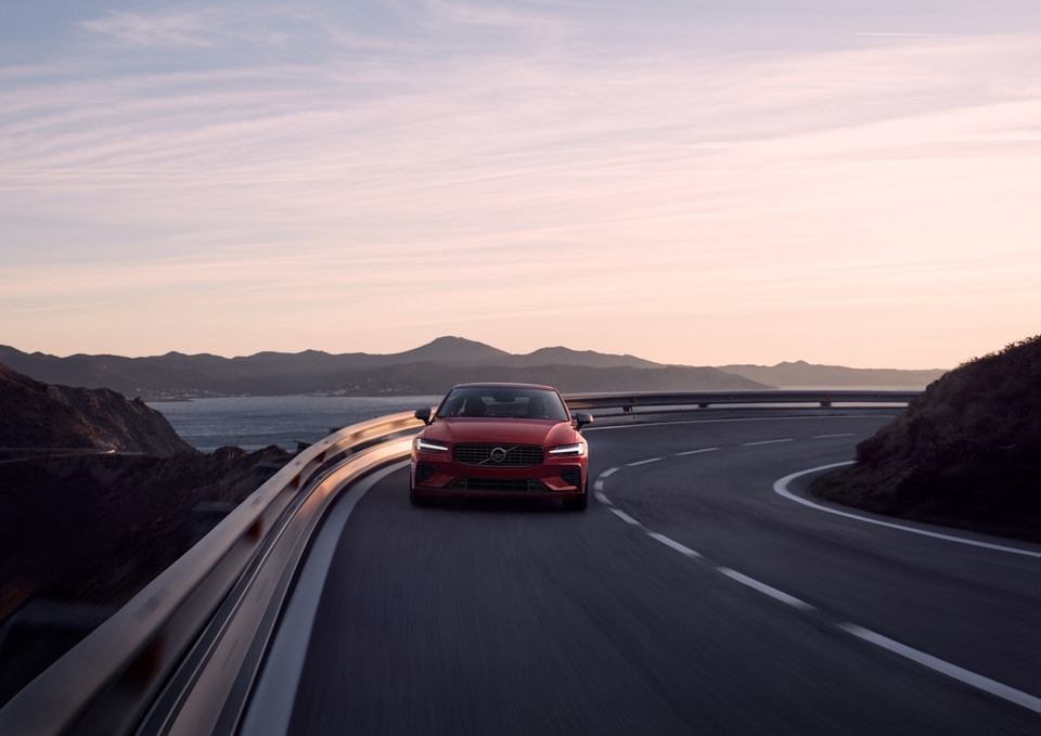 2024-Volvo-S60-Core-Dark-Sedan-L02.jpeg